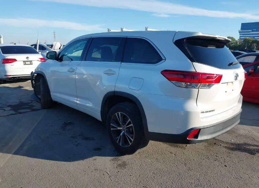Photo 3 of 2018 Toyota Highlander LE (VIN 5TDZARFH4JS041591)