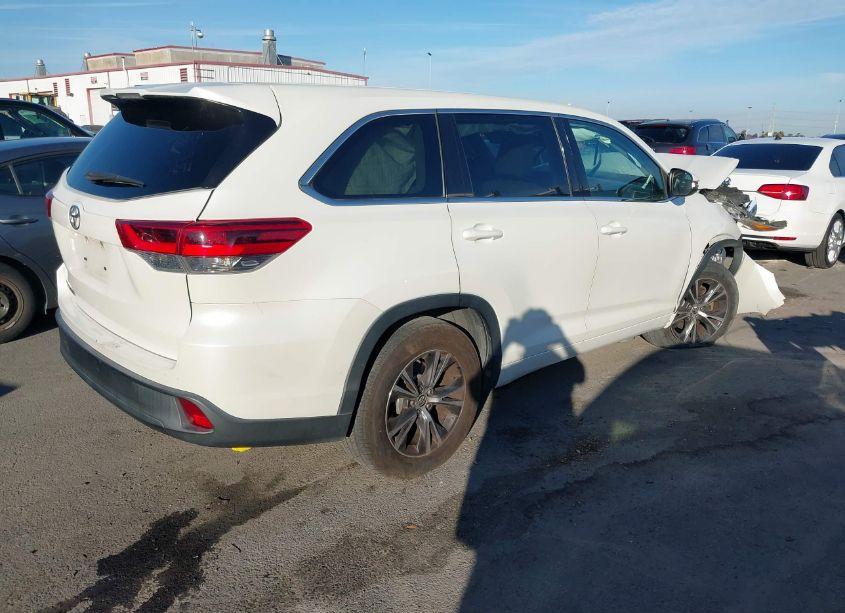 Photo 4 of 2018 Toyota Highlander LE (VIN 5TDZARFH4JS041591)