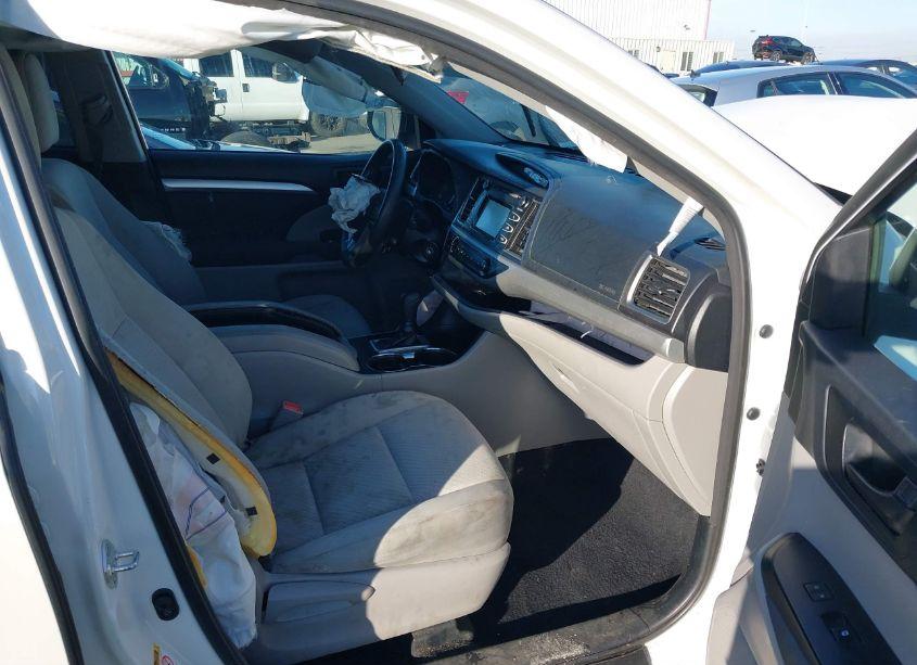 Photo 5 of 2018 Toyota Highlander LE (VIN 5TDZARFH4JS041591)