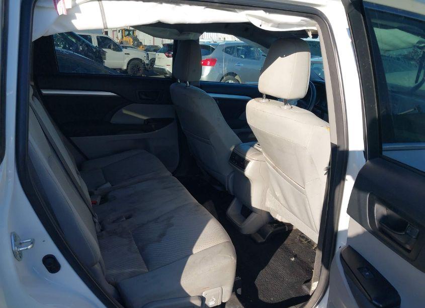 Photo 8 of 2018 Toyota Highlander LE (VIN 5TDZARFH4JS041591)