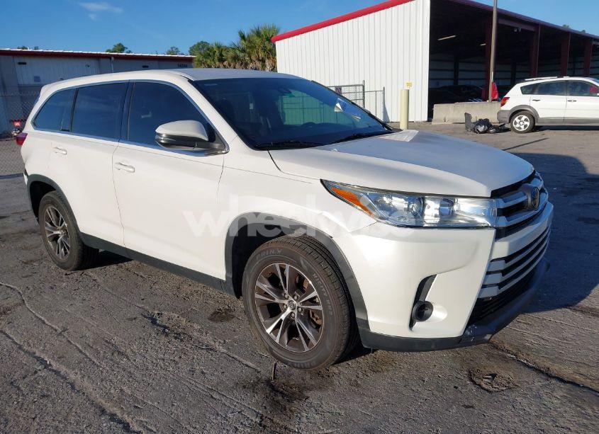 2019 Toyota Highlander LE (VIN 5TDZARFH4KS047134) main photo