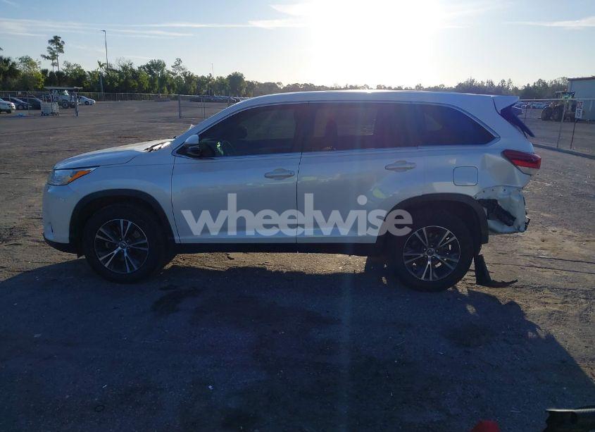 Photo 15 of 2019 Toyota Highlander LE (VIN 5TDZARFH4KS047134)