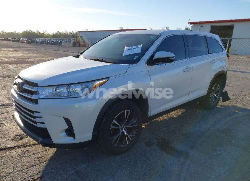 Photo 2 of 2019 Toyota Highlander LE (VIN 5TDZARFH4KS047134)