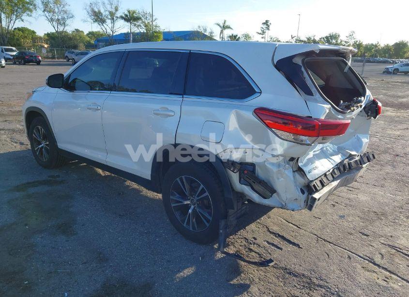 Photo 3 of 2019 Toyota Highlander LE (VIN 5TDZARFH4KS047134)