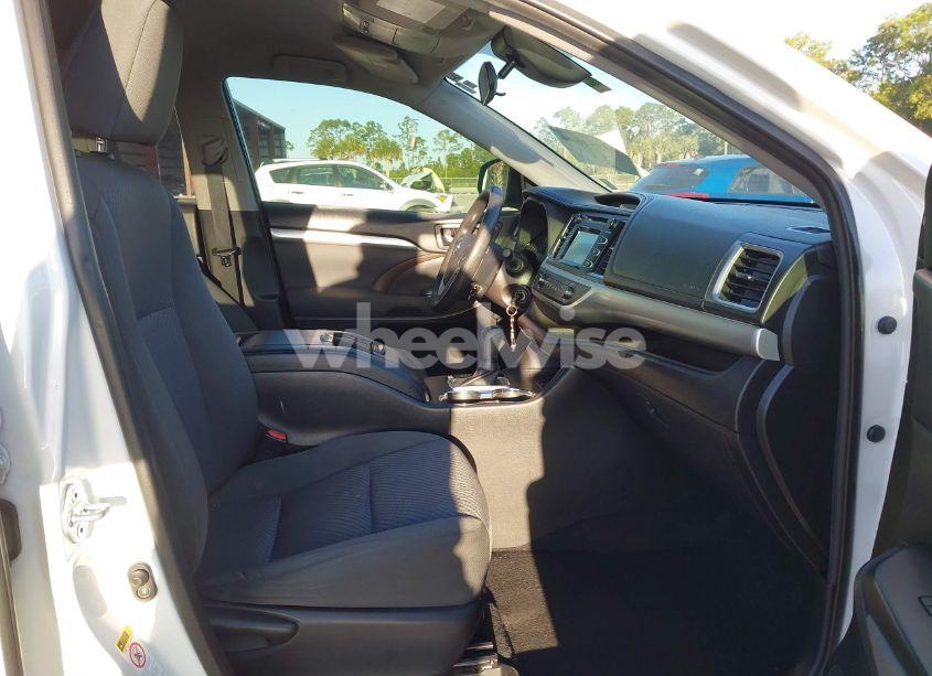 Photo 5 of 2019 Toyota Highlander LE (VIN 5TDZARFH4KS047134)