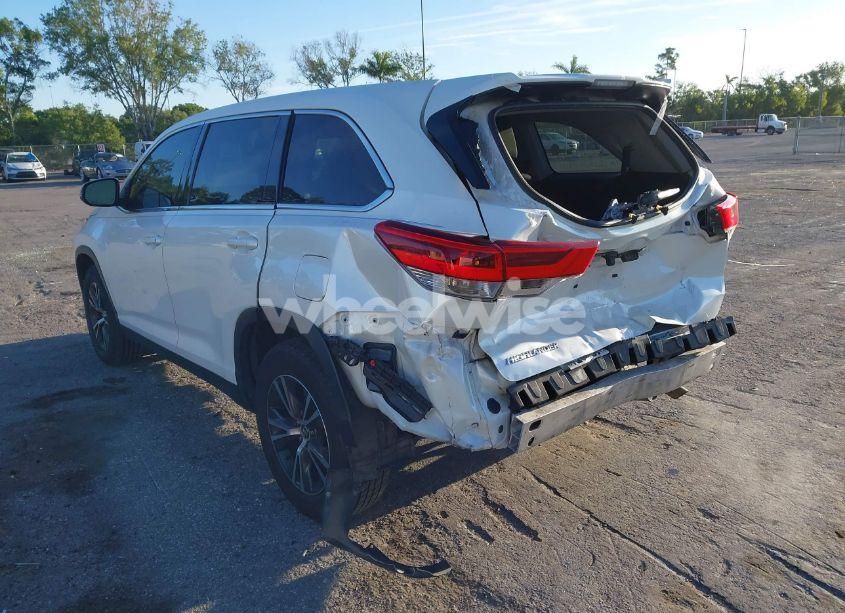 Photo 6 of 2019 Toyota Highlander LE (VIN 5TDZARFH4KS047134)