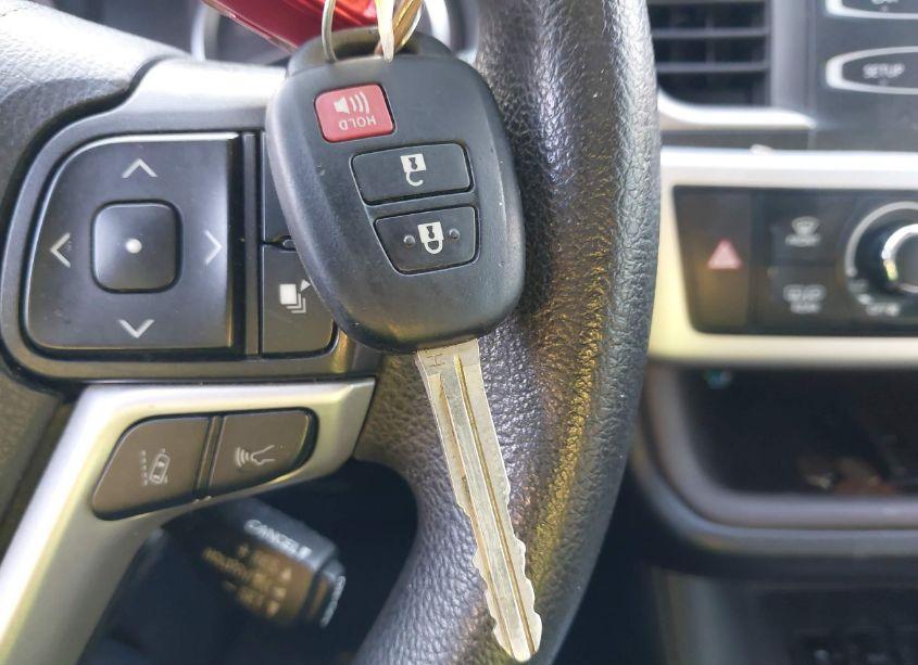 Photo 11 of 2019 Toyota Highlander LE (VIN 5TDZARFH4KS056853)