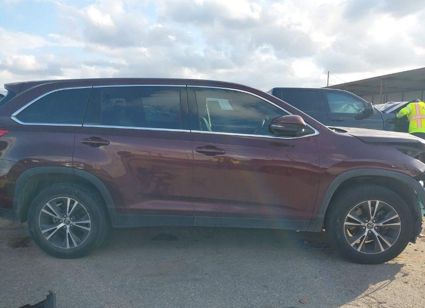 Photo 14 of 2019 Toyota Highlander LE (VIN 5TDZARFH4KS056853)