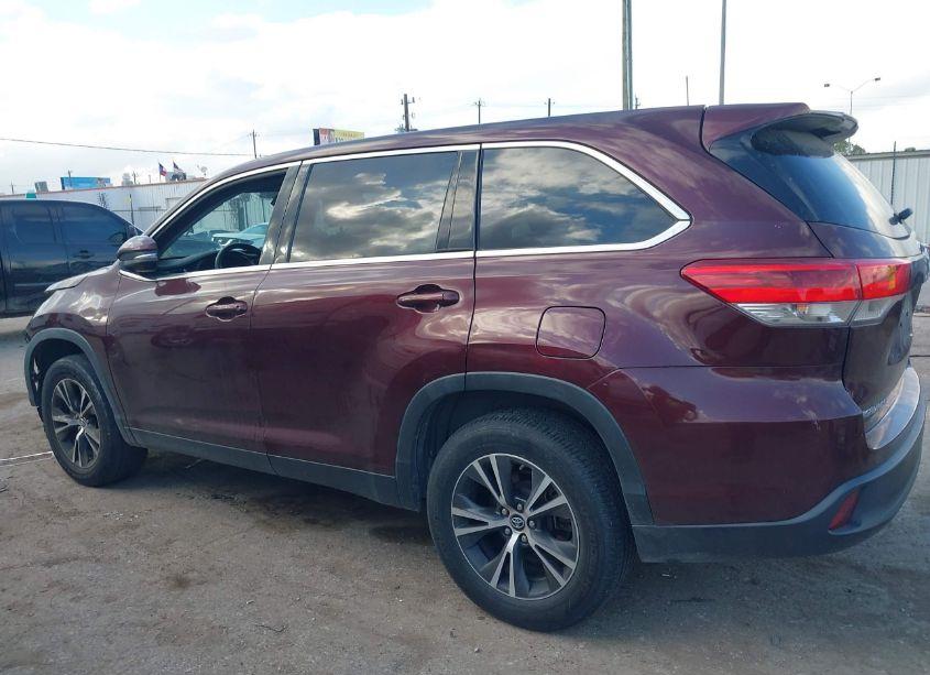 Photo 15 of 2019 Toyota Highlander LE (VIN 5TDZARFH4KS056853)