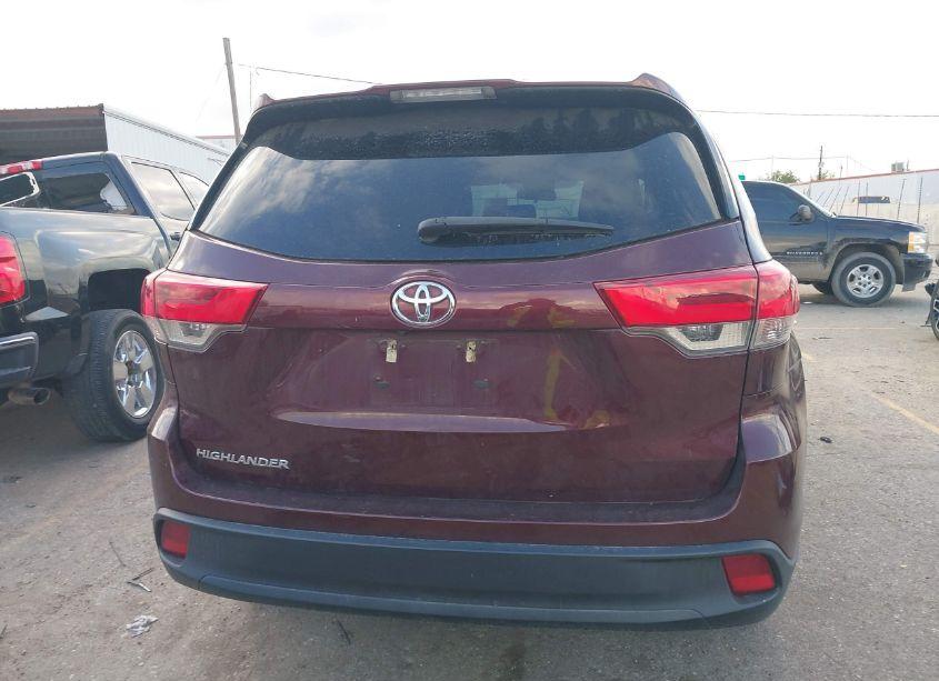Photo 17 of 2019 Toyota Highlander LE (VIN 5TDZARFH4KS056853)