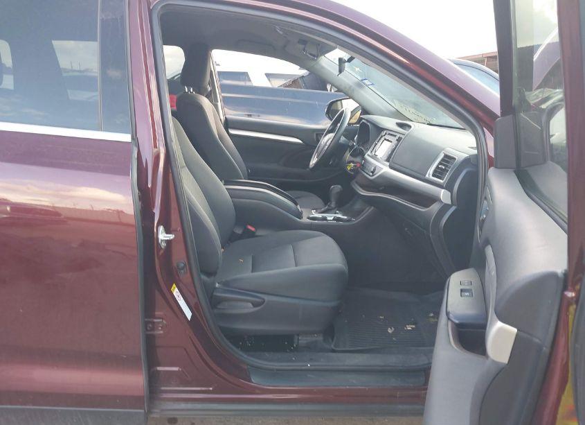 Photo 5 of 2019 Toyota Highlander LE (VIN 5TDZARFH4KS056853)
