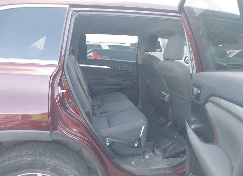 Photo 8 of 2019 Toyota Highlander LE (VIN 5TDZARFH4KS056853)