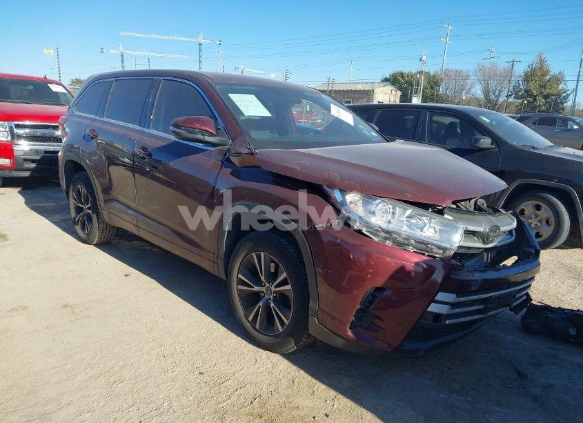 2018 Toyota Highlander LE (VIN 5TDZARFH5JS038487) main photo