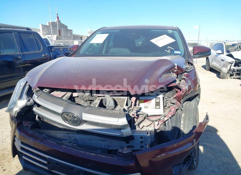 Photo 12 of 2018 Toyota Highlander LE (VIN 5TDZARFH5JS038487)