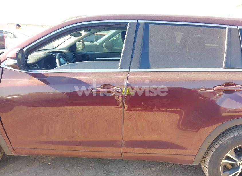 Photo 14 of 2018 Toyota Highlander LE (VIN 5TDZARFH5JS038487)