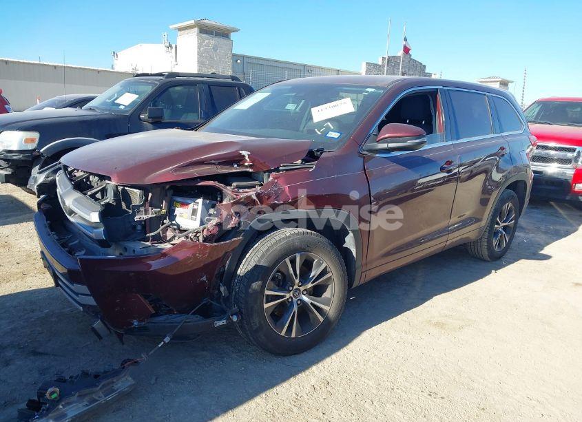Photo 2 of 2018 Toyota Highlander LE (VIN 5TDZARFH5JS038487)