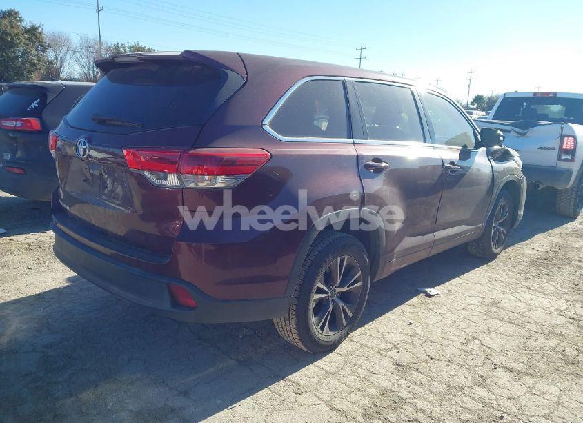 Photo 4 of 2018 Toyota Highlander LE (VIN 5TDZARFH5JS038487)