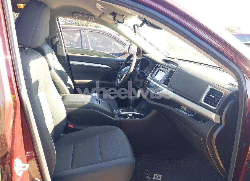 Photo 5 of 2018 Toyota Highlander LE (VIN 5TDZARFH5JS038487)