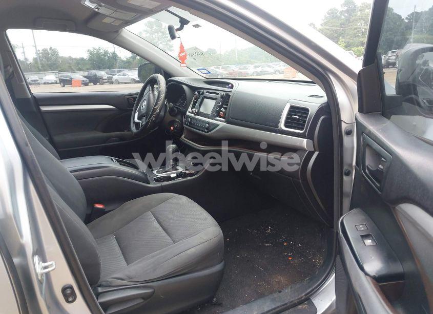 Photo 5 of 2016 Toyota Highlander LE (VIN 5TDZARFH6GS021397)