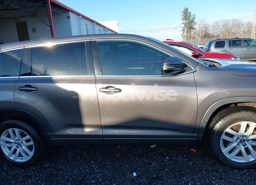 Photo 13 of 2016 Toyota Highlander LE (VIN 5TDZARFH6GS022937)