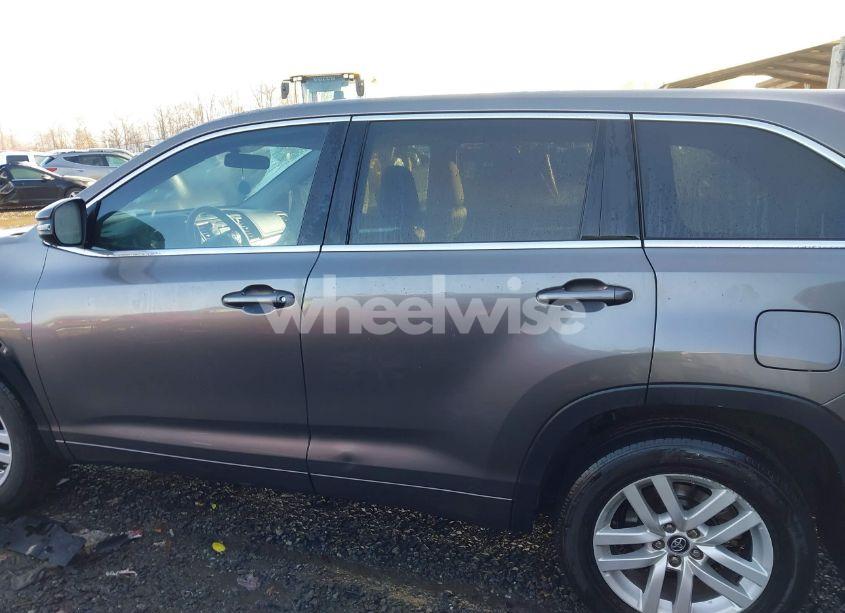 Photo 14 of 2016 Toyota Highlander LE (VIN 5TDZARFH6GS022937)