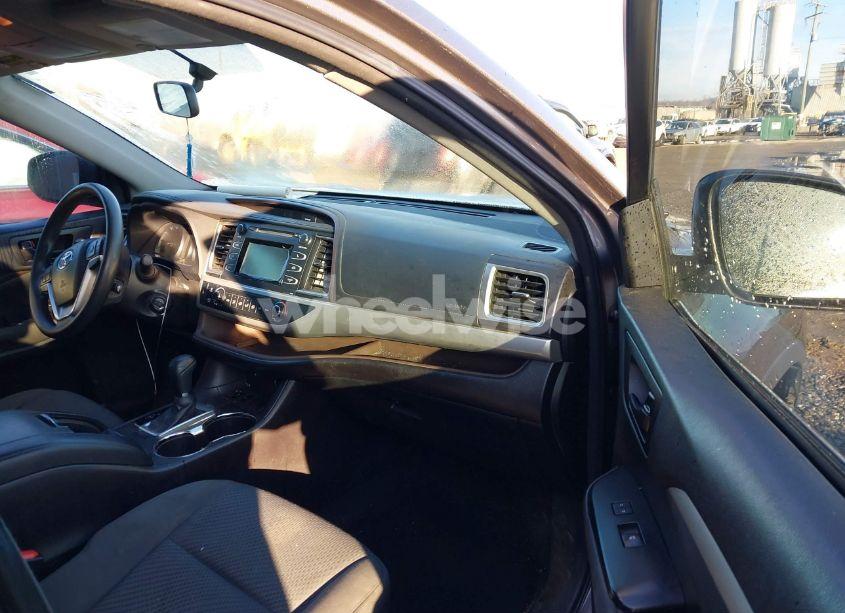 Photo 5 of 2016 Toyota Highlander LE (VIN 5TDZARFH6GS022937)