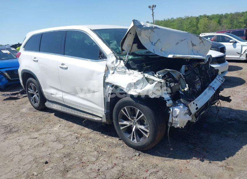 2017 Toyota Highlander LE (VIN 5TDZARFH6HS031526) main photo