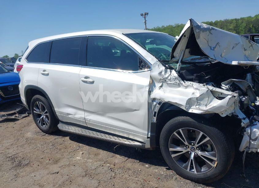 Photo 12 of 2017 Toyota Highlander LE (VIN 5TDZARFH6HS031526)