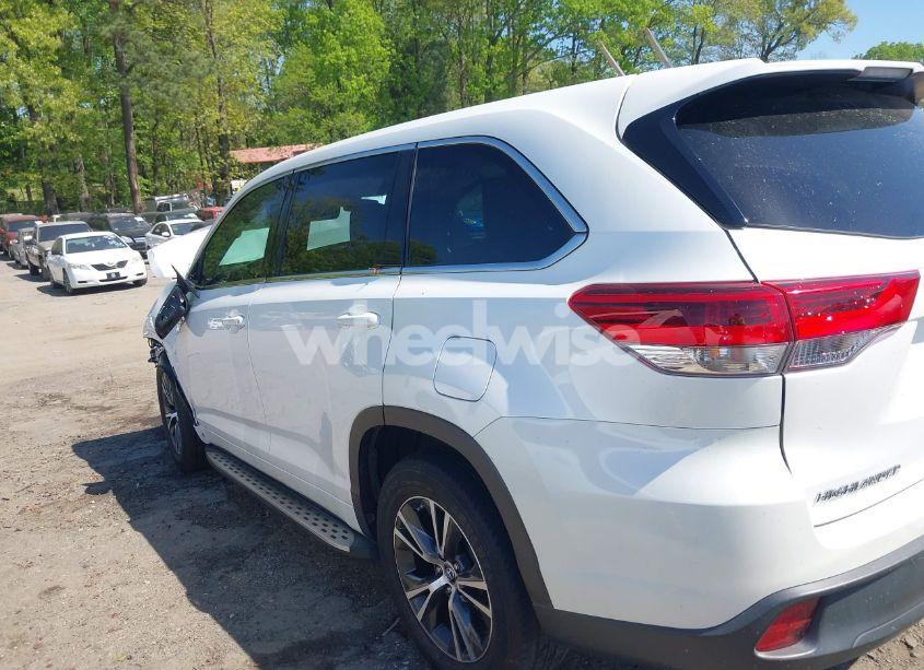 Photo 13 of 2017 Toyota Highlander LE (VIN 5TDZARFH6HS031526)