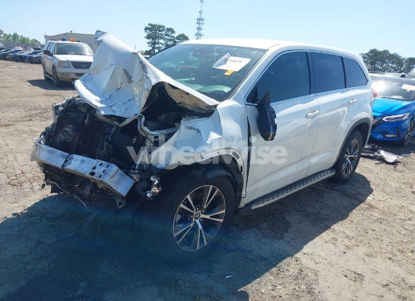 Photo 2 of 2017 Toyota Highlander LE (VIN 5TDZARFH6HS031526)