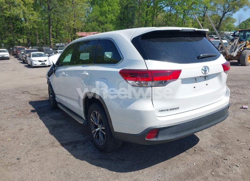 Photo 3 of 2017 Toyota Highlander LE (VIN 5TDZARFH6HS031526)