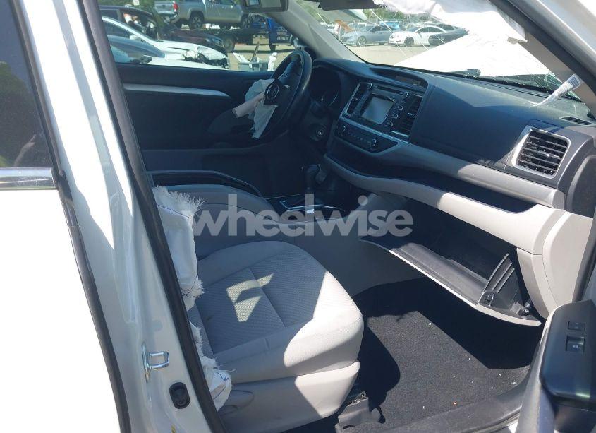 Photo 5 of 2017 Toyota Highlander LE (VIN 5TDZARFH6HS031526)