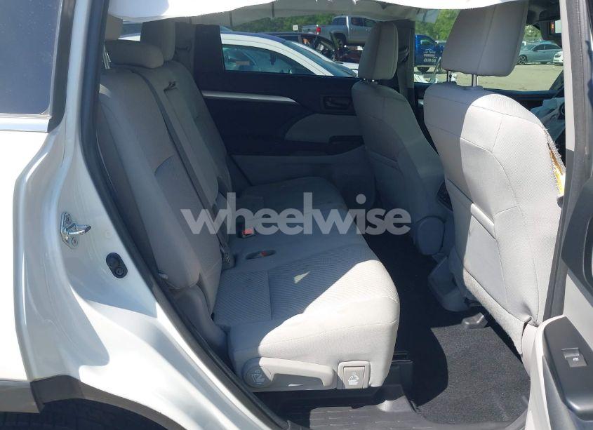 Photo 8 of 2017 Toyota Highlander LE (VIN 5TDZARFH6HS031526)