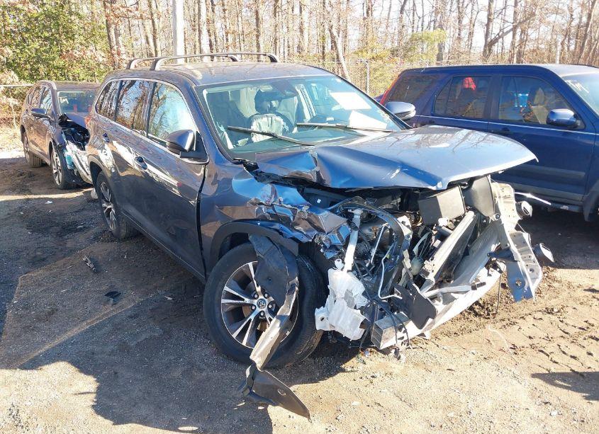 2019 Toyota Highlander LE (VIN 5TDZARFH6KS042758) main photo