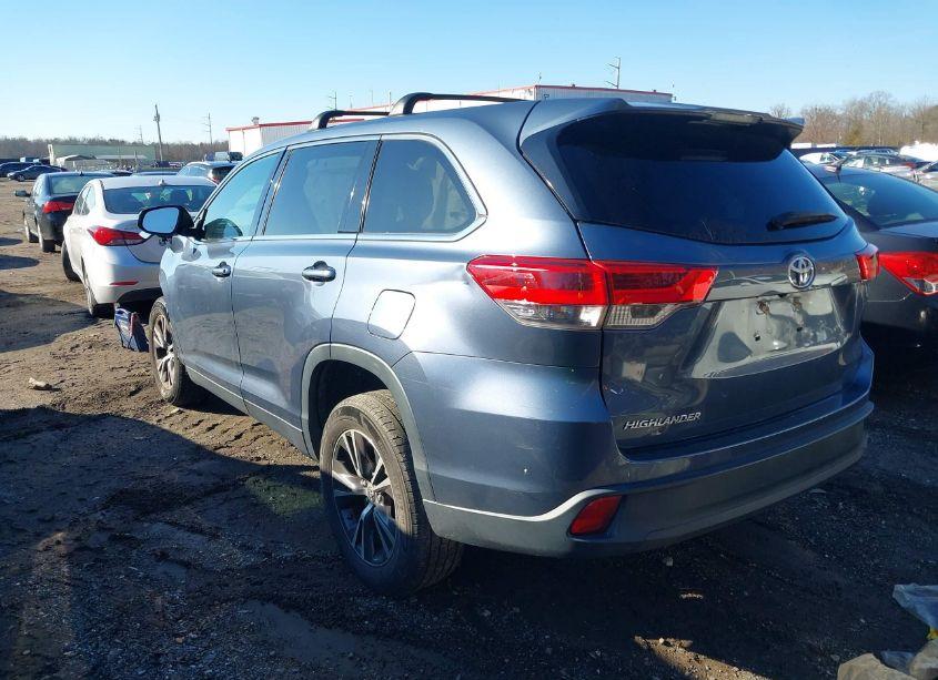 Photo 3 of 2019 Toyota Highlander LE (VIN 5TDZARFH6KS042758)