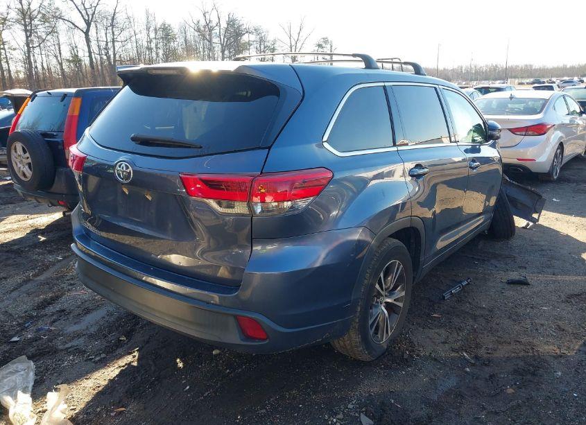 Photo 4 of 2019 Toyota Highlander LE (VIN 5TDZARFH6KS042758)