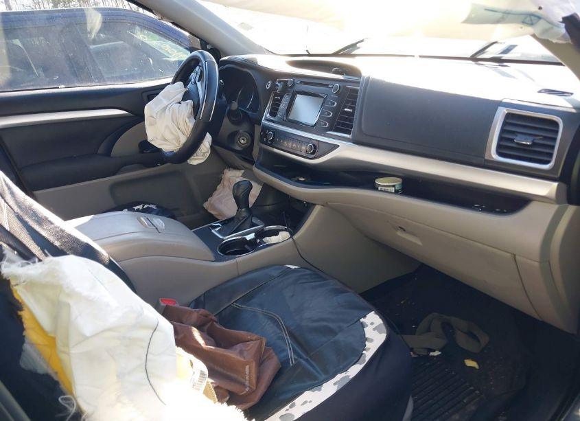 Photo 5 of 2019 Toyota Highlander LE (VIN 5TDZARFH6KS042758)