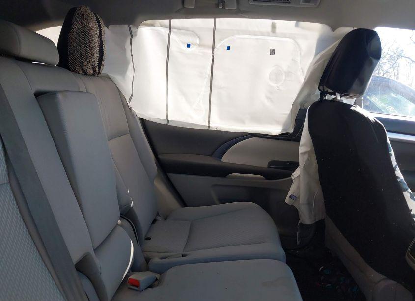 Photo 8 of 2019 Toyota Highlander LE (VIN 5TDZARFH6KS042758)