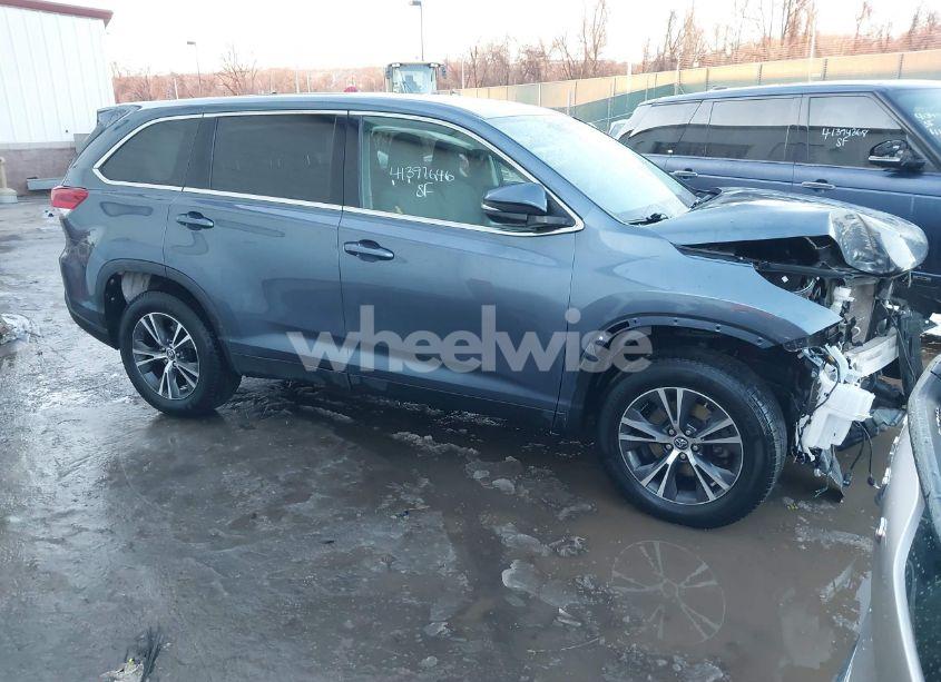 2019 Toyota Highlander LE (VIN 5TDZARFH6KS054098) main photo
