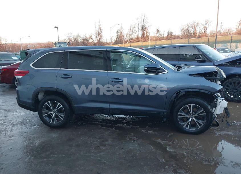 Photo 14 of 2019 Toyota Highlander LE (VIN 5TDZARFH6KS054098)