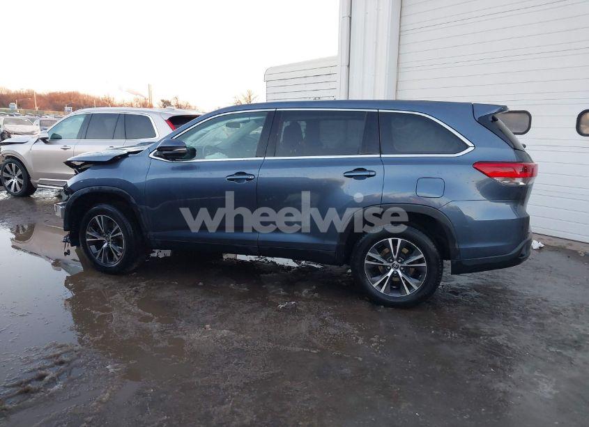 Photo 15 of 2019 Toyota Highlander LE (VIN 5TDZARFH6KS054098)