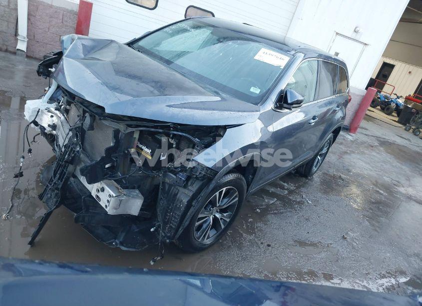 Photo 2 of 2019 Toyota Highlander LE (VIN 5TDZARFH6KS054098)