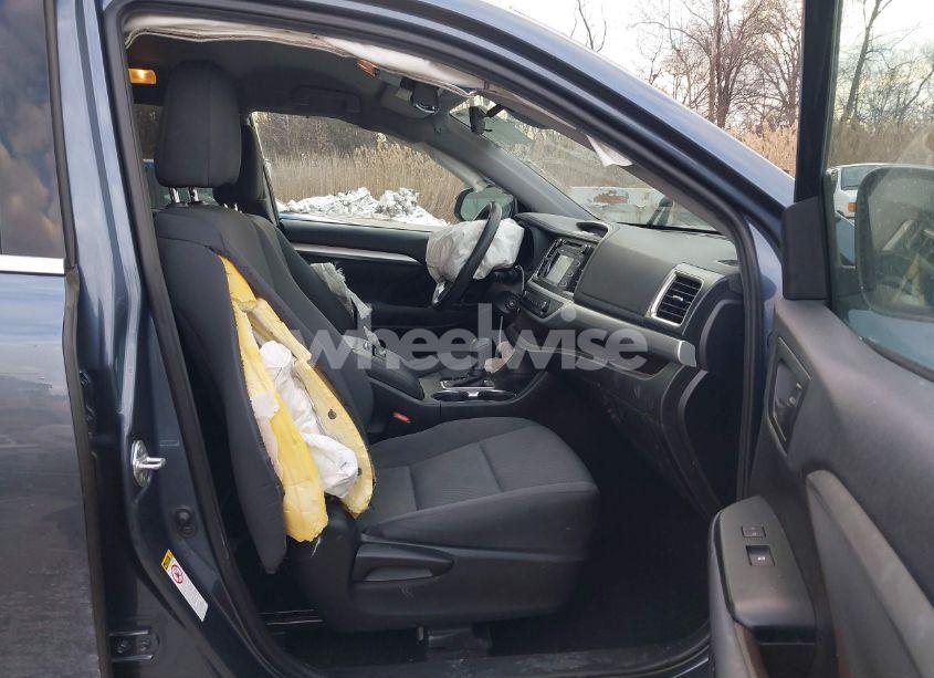 Photo 5 of 2019 Toyota Highlander LE (VIN 5TDZARFH6KS054098)