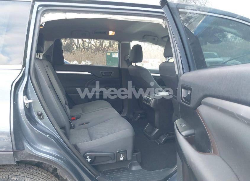 Photo 8 of 2019 Toyota Highlander LE (VIN 5TDZARFH6KS054098)