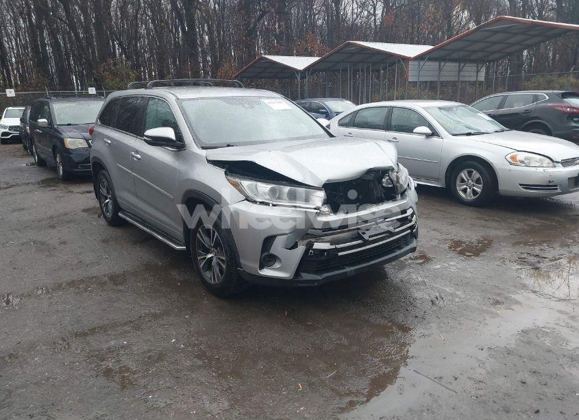 2017 Toyota Highlander LE (VIN 5TDZARFH7HS025377) main photo