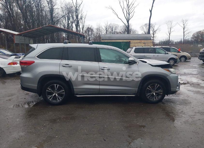 Photo 13 of 2017 Toyota Highlander LE (VIN 5TDZARFH7HS025377)