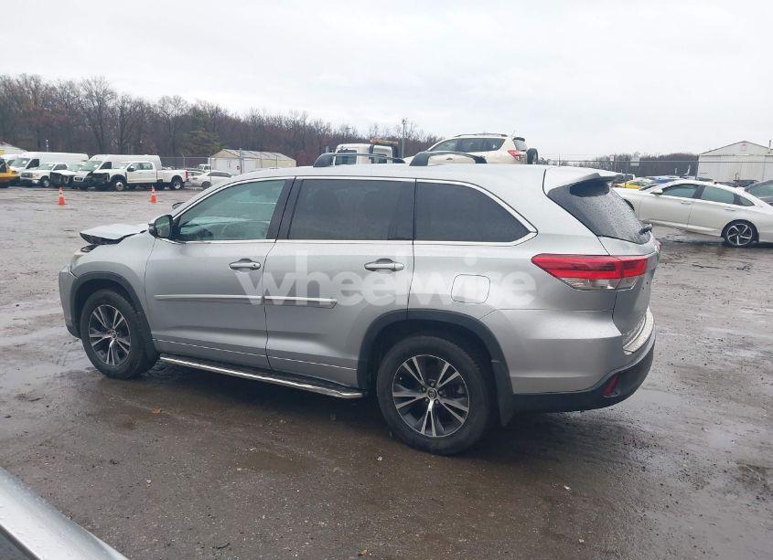 Photo 14 of 2017 Toyota Highlander LE (VIN 5TDZARFH7HS025377)