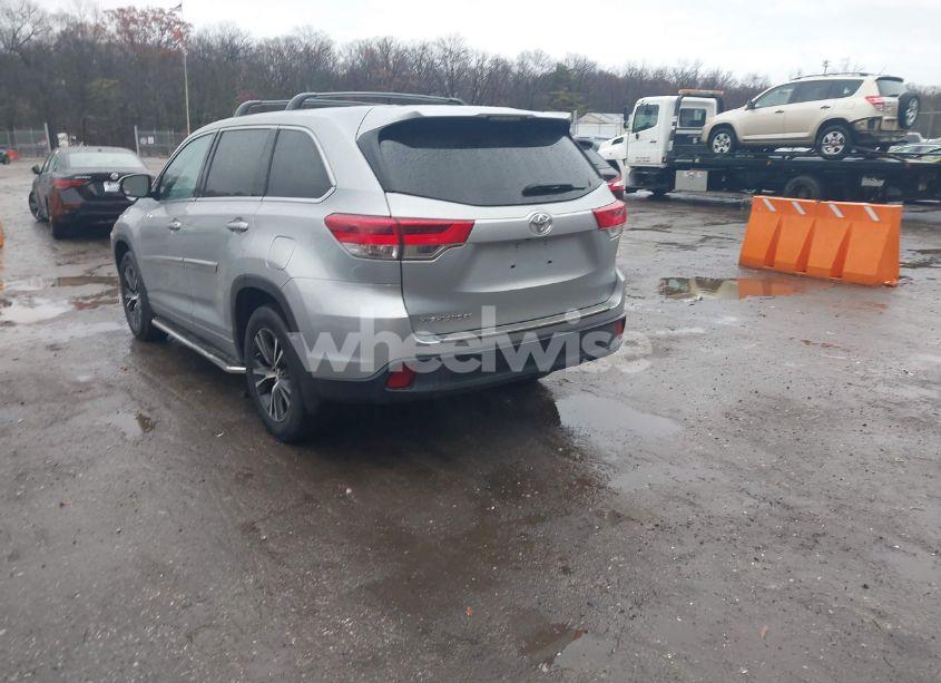 Photo 3 of 2017 Toyota Highlander LE (VIN 5TDZARFH7HS025377)