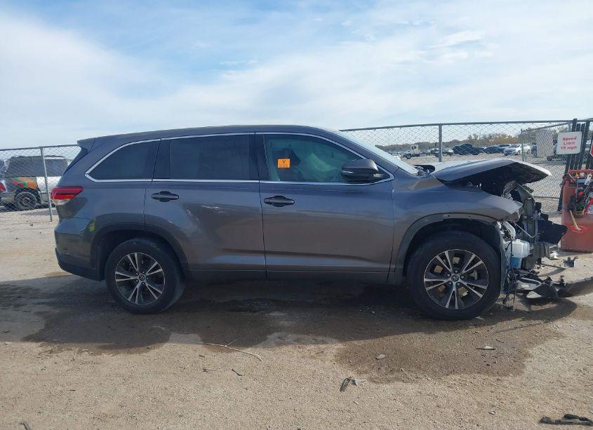 Photo 12 of 2018 Toyota Highlander LE (VIN 5TDZARFH7JS036224)