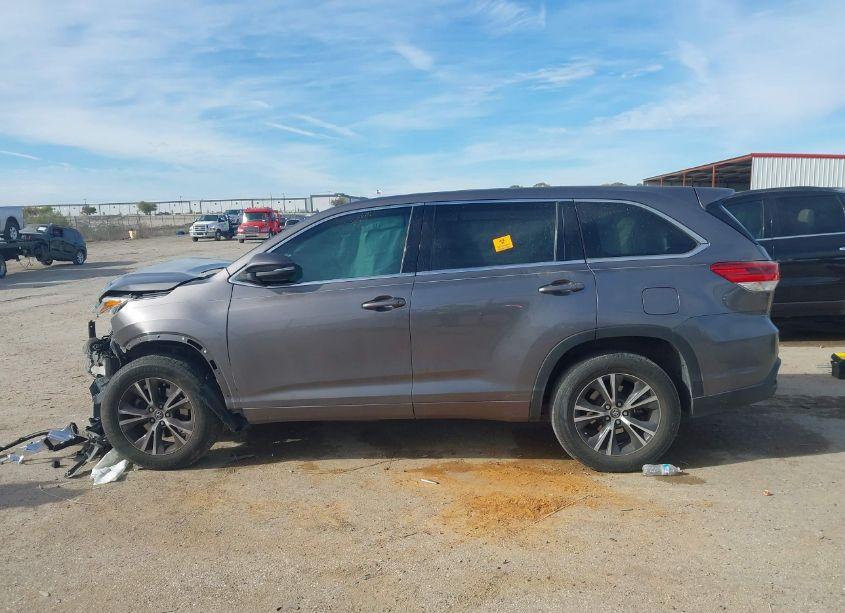 Photo 13 of 2018 Toyota Highlander LE (VIN 5TDZARFH7JS036224)